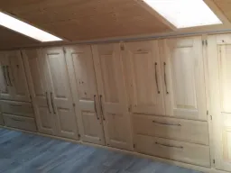 armadiatura sottotetto legno chiaro